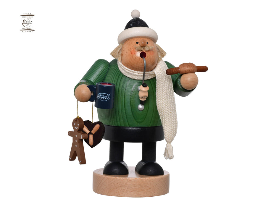 Der Räuchermann "Weihnachtsmarktbesucher" von KWO ist aus der Serie "Die Dicken" und wird in traditioneller Handwerkskunst im Erzgebirge mit viel Liebe zum Detail gefertigt. Er ist 20 cm hoch und grün gebeizt. Bei seinem gemütlichen Bummel über den Weihnachtsmarkt hat er sich bereits mit einigen typischen Leckereien versorgt. Denn Lebkuchen, Bratwurst und Glühwein dürfen natürlich nicht fehlen!